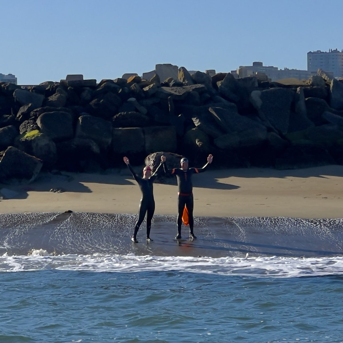 One friend is working in LA, one is home in NJ but goes to a wedding in the wine country. “Let’s meet in SF and do some awesome swims…”

Best idea ever. Swim 1: Alcatraz Escape in 34-minutes… Then we watched a gray whale for a bit. 🐳🤘🏼

Water: 55°