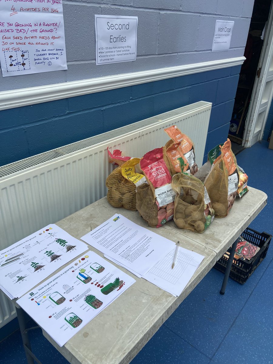 We’re down to the last few crates of potatoes and onions to give away! Come along to Toryglen Community Base to collect today/tomorrow (10am-4pm). Bring a bag 🥔🧅