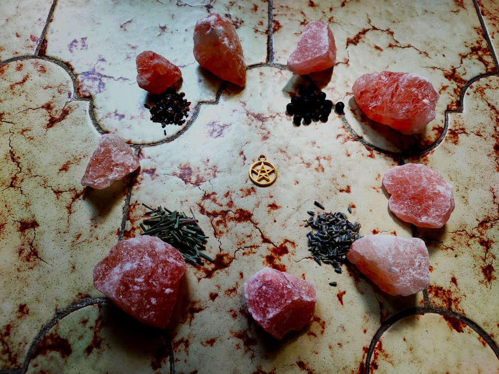 ArsenikoCWizard's tweet photo. IT - I cristalli di sale rosa emettono nell'aria ioni negativi, che permettono di mantenere buona l'aria di casa e l'ambiente in cui viviamo donando una piena e piacevole sensazione di benessere. Noi di Arseniko facciamo percorsi personalizzati anche con questo. Scopri di più! https://t.co/KOfiX0vydT