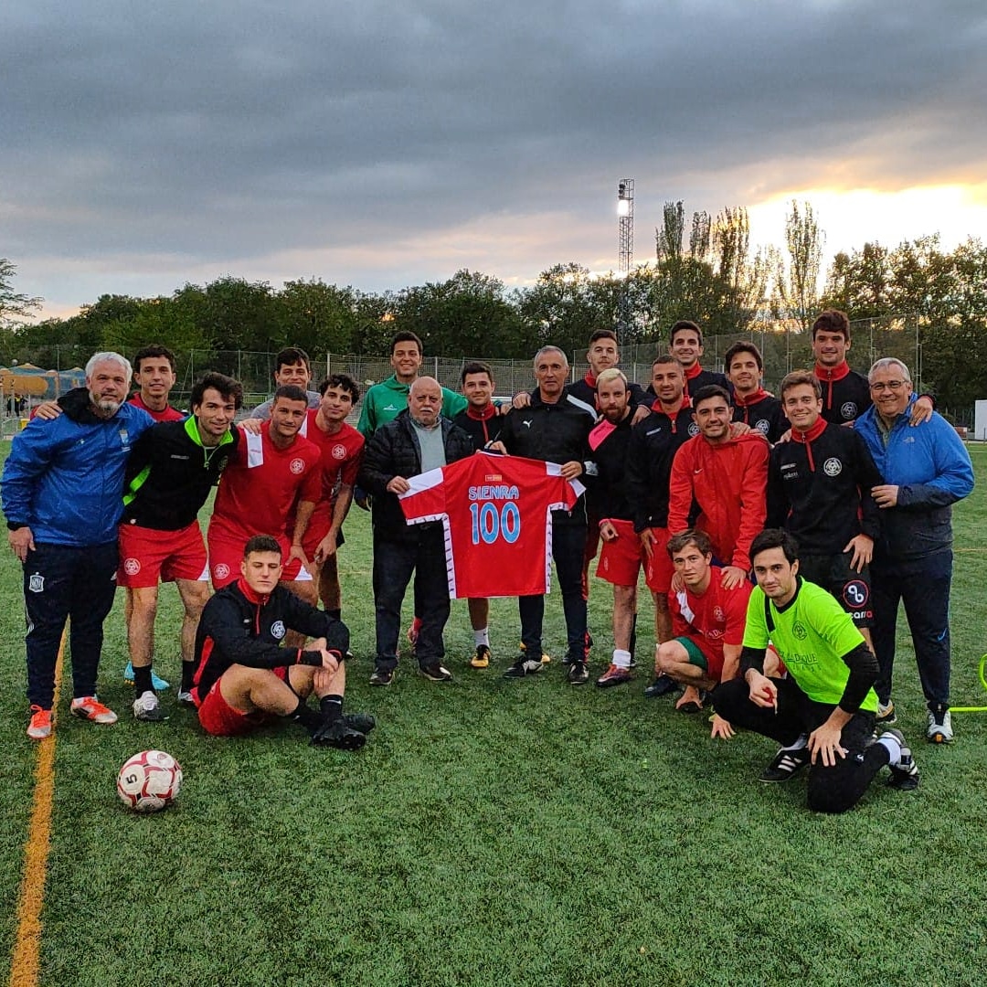 AtAlcobendas's tweet photo. 👕 Francisco Vega, como Presidente del club, hace entrega a Sienra de una camiseta conmemorativa por sus 100 partidos al frente del primer equipo.

¡A por otros 100 más!

#SomosEquipo 💚❤️⚽ https://t.co/MHq29qzssX