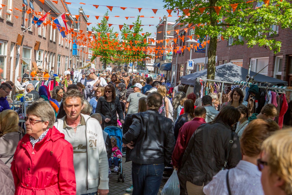 Terug van weggeweest: de 5 mei straatfeesten van stichting Lombok Anders! Kom je morgen ook naar de grootste en gezelligste rommelmarkt van Utrecht? Er zijn kraampjes, muziek en activiteiten. Het thema is dit jaar 'Lombok viert feest door de jaren heen’. facebook.com/lombok5mei