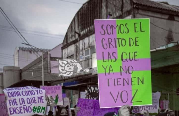 ProjectSparkle4's tweet photo. ¡A las autoridades Veracruz se le olvida registrar Feminicidios!
Cifras oficiales del observatorio Universitario Violencia contra la mujeres de la universidad veracruzana afirman que no concuerdan los registros de las autoridades y con los hechos que reportan los medios. https://t.co/LyaH3UPHcg