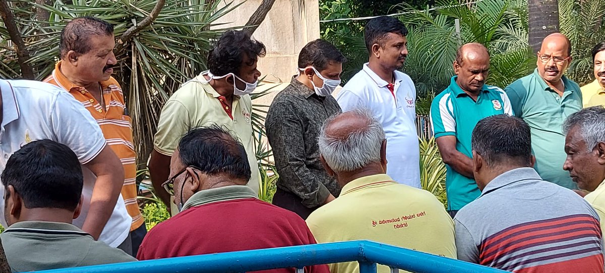 DrSankara_guha's tweet photo. ಇಂದು ಗಿರಿನಗರ ಪಾರ್ಕ್ ನಲ್ಲಿ ನಾಗರಿಕರಿಗೆ ಮತ್ತು ಅಲ್ಲಿಯ ಸ್ವಾಮಿ ವಿವೇಕಾನಂದ ಗೆಳೆಯರ ಬಳಗದ ಸದಸ್ಯರನ್ನು ಭೇಟಿ ಮಾಡಿ ಅವರ ಬಳಗಕ್ಕೆ ಮಾಸ್ಕ್ ಗಳನ್ನು ಹಂಚಲಾಯಿತು.
#Basavanagudi
#Coronavirus
#ForthWave
#Mask https://t.co/AeyynZG7Aq