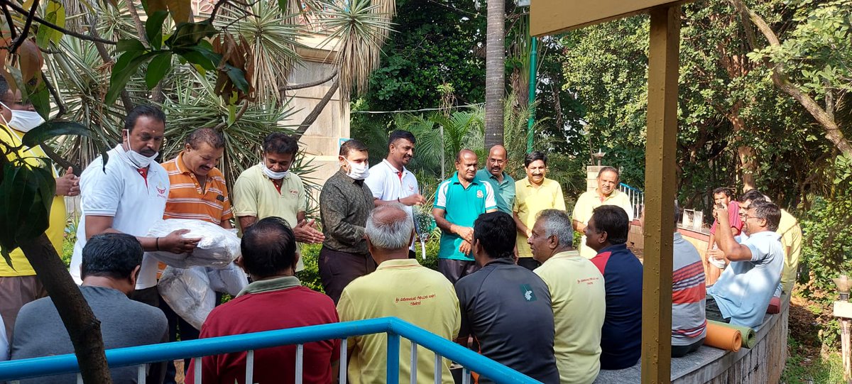 DrSankara_guha's tweet photo. ಇಂದು ಗಿರಿನಗರ ಪಾರ್ಕ್ ನಲ್ಲಿ ನಾಗರಿಕರಿಗೆ ಮತ್ತು ಅಲ್ಲಿಯ ಸ್ವಾಮಿ ವಿವೇಕಾನಂದ ಗೆಳೆಯರ ಬಳಗದ ಸದಸ್ಯರನ್ನು ಭೇಟಿ ಮಾಡಿ ಅವರ ಬಳಗಕ್ಕೆ ಮಾಸ್ಕ್ ಗಳನ್ನು ಹಂಚಲಾಯಿತು.
#Basavanagudi
#Coronavirus
#ForthWave
#Mask https://t.co/AeyynZG7Aq