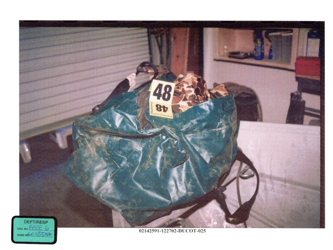 TabbyKent's tweet photo. The Nylon rope found in this bag is not evidence that Scott had it with him while ‘fishing’. #ScottPeterson stuffed this green bag AFTER his interview with Brocchini. Notice the Camo jacket he had in his truck that night is in there too. #knowtheevidence #knowthetruth https://t.co/3HkjrkqUdq