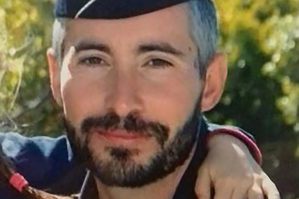 Le visage d’une police courageuse et prise pour cible.

Toute la #RegionSud aura une pensée aujourd’hui pour le brigadier Éric Masson, tué il y a un an, par un dealer à Avignon, pour un contrôle de routine.

Soutien à nos forces de l’ordre, qui risquent leur vie pour la nôtre 🇫🇷