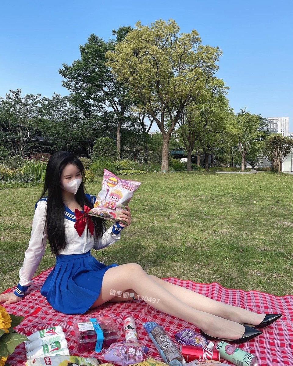 最近喜欢上去草地露营郊游，我带上桌布零食， @sxjj_99 带上高跟鞋与丝袜，完美～
丝袜： @Lingerie_00 绫「素」 https://t.co/64LXzSTUld