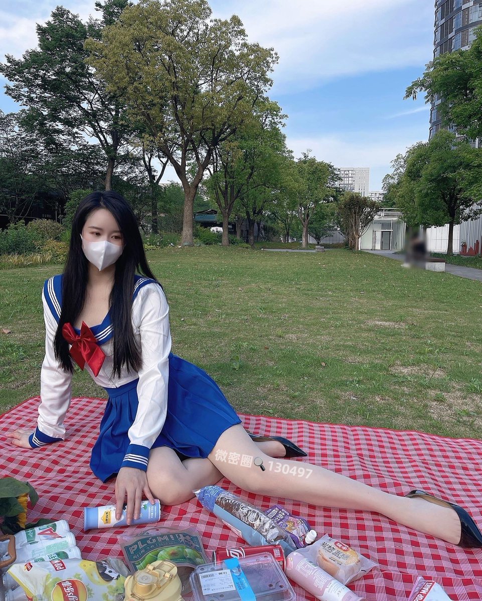 最近喜欢上去草地露营郊游，我带上桌布零食， @sxjj_99 带上高跟鞋与丝袜，完美～
丝袜： @Lingerie_00 绫「素」 https://t.co/64LXzSTUld