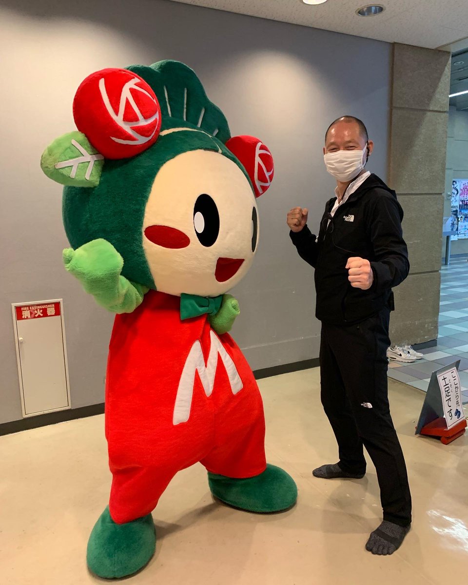 今日は空研塾西田道場の南大阪ジュニア空手道選手権大会！
僕は松原市の人気キャラクター　マッキーのボディーガードのお手伝い！
役得でマッキーと写真を撮ってもらいました❣️