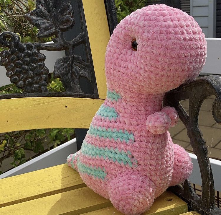 CraftsLilypad's tweet photo. Sweet prince Boris 🌸🦖🫐

I’m so proud of this chubby guy - definitely one of my favourite makes.

Pattern by Bluephone Studios on Etsy https://t.co/y8HeggQHuZ