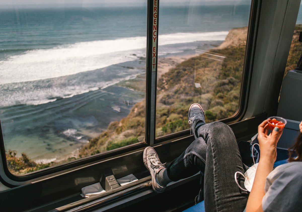 khonkheetiew's tweet photo. ถ้าไป LA แล้วเวลาเหลือแนะนำให้นั่ง Amtrak Coast Starlight รถไฟสายยาว 35 ชม. จาก LA ไป Seattle ราคาประมาณ 4พันนิดๆ รถออกปุ้ปสิงอยู่ที่ตู้ชมวิวยาวๆ เพราะวิวระดับพันล้านมากแม่ คือได้เห็นครบทุกฤดูครบทุกภูมิประเทศไปเลย ใช้ชีวิตคุ้มค่าในเวลาวันครึ่งอ่ะมึง #usa #amtrak #เที่ยวอเมริกา https://t.co/aE4l90zHEm