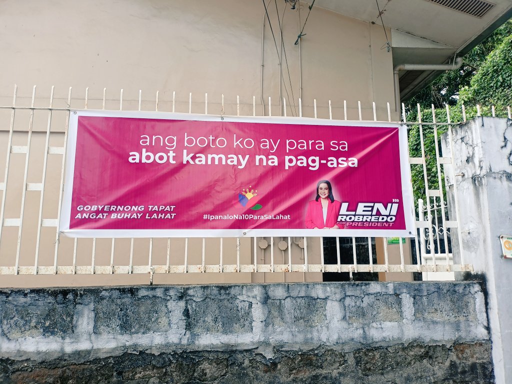 TeamArgel's tweet photo. Huling hirit na suporta bago mag May 09.

I chose to print two of my reasons in choosing @lenirobredo for President. Hoping that my neighbors will be inspired and understand that good governance is possible.

#abonadoforleni 
#Ipana10NatinParaSaLahat https://t.co/H159njnU6c