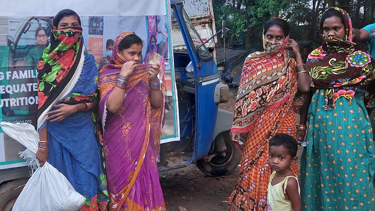 UdaanBD's tweet photo. Dry ration distribution in #Kathajodibihar, #CDA, #sector7, #Markatnagar, among #slumdwellers in #Cuttack, #Odisha on 15th January 2022 under the umbrella of @IndiaFoodBank.
@CMO_Odisha
@CMCCuttack
@CuttackDM 
@WFP
@Food_Odisha
@UNICEFIndia https://t.co/071LKGrrrT