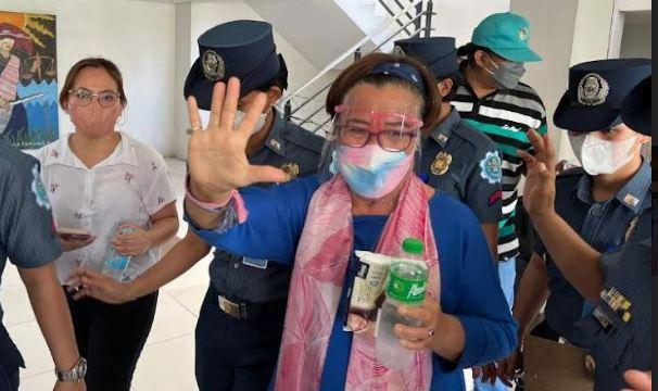 RenHu2's tweet photo. Yung mga PULIS na nag-gu-guardya kay @SenLeiladeLima hindi kaya sila namumuhi sa sarili nila na ang tinanggalan nila ng laya ay walang sala? Sapat na ba ang sabihin nyo sa amin na TRABAHO LANG? 

Ano naman ang sinasabi nyo sa sarila nyo? Ha? mga PULIS?

#FreeLeilaDeLimaNow https://t.co/yrgoJyJhqt