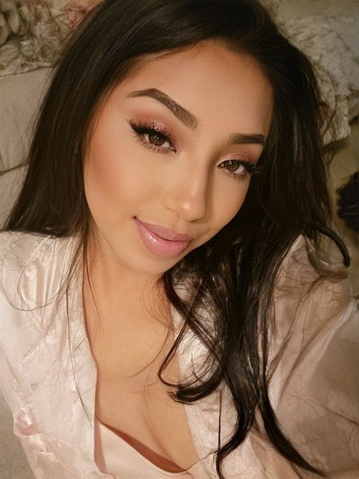 Filmed all day. Super tired. Can you tell? #sleepyface https://t.co/b6yAryJg2U<a href="/tag/sleepyface"class="tags">#sleepyface</a>