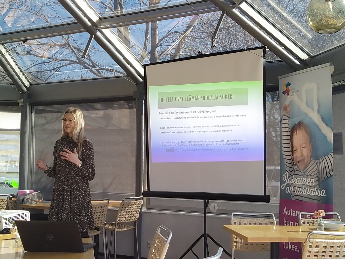 Vauvavaiheen somevaikuttajatapaamisessa aurinkoisessa Cafe Ursulassa. Psykologi <a href="/LeeaMattila/">Leea Stenvall (ent. Mattila)</a>  puhumassa mm. tunteiden merkityksestä ja turvan tunteen vahvistamisesta.
@Ensi_turvakodit #stressistäsäätelyyn