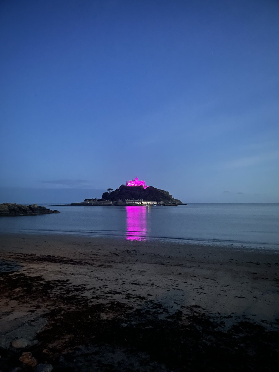 The castle was lit up pink last night in support of the #NoButts campaign which aims to raise awareness of the symptoms of bowel cancer to aid early diagnosis and save lives.

See us on @Lorraine on <a href="/ITV/">ITV</a> this morning or at: itv.com/lorraine/artic…

#bowelcancer #uk #cornwall
