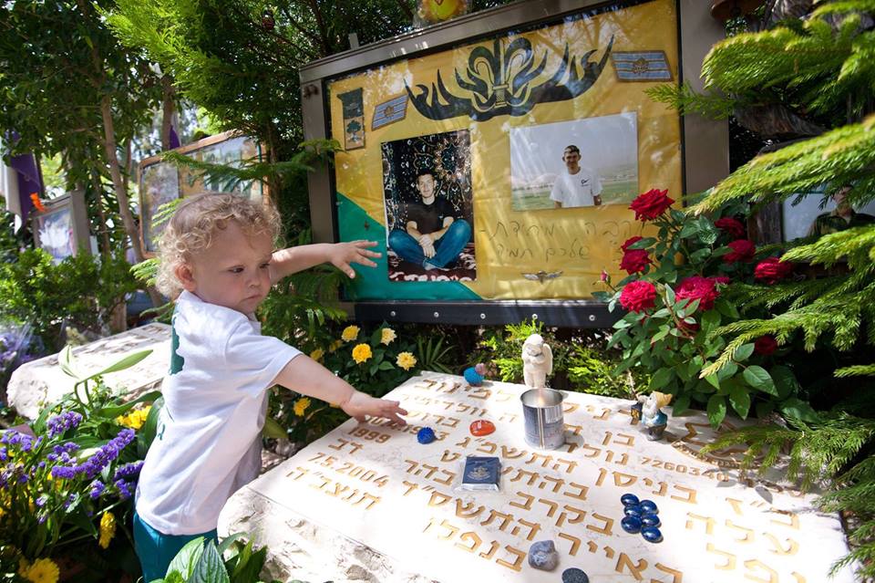 طفل إسرائيلي يزور قبر شقيقه الشهيد الذي لم يراه قط.. 
24,068 شهيد سقطوا في حروب ومعارك إسرائيل، و4,216…