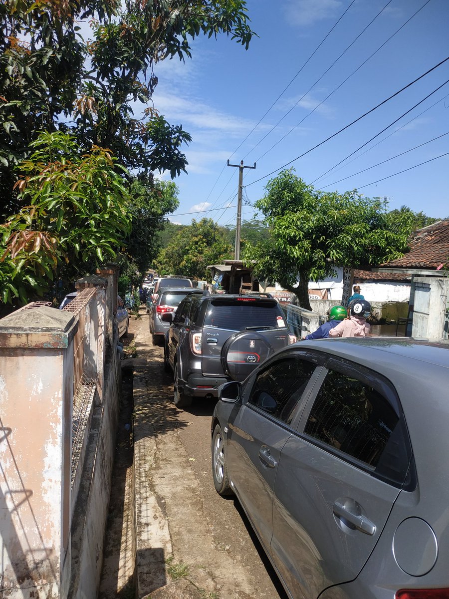 obbieadm's tweet photo. @PRFMnews Akses menuju kp buricak burinong Jatigede Sumedang , tepatnya di kp Sarongge cigintung,macet total karena jln nya kecil kendaraannya banyak 😁.harap bersabar nya bwt yg mau liburan kesini https://t.co/wMBrD8ZjeB