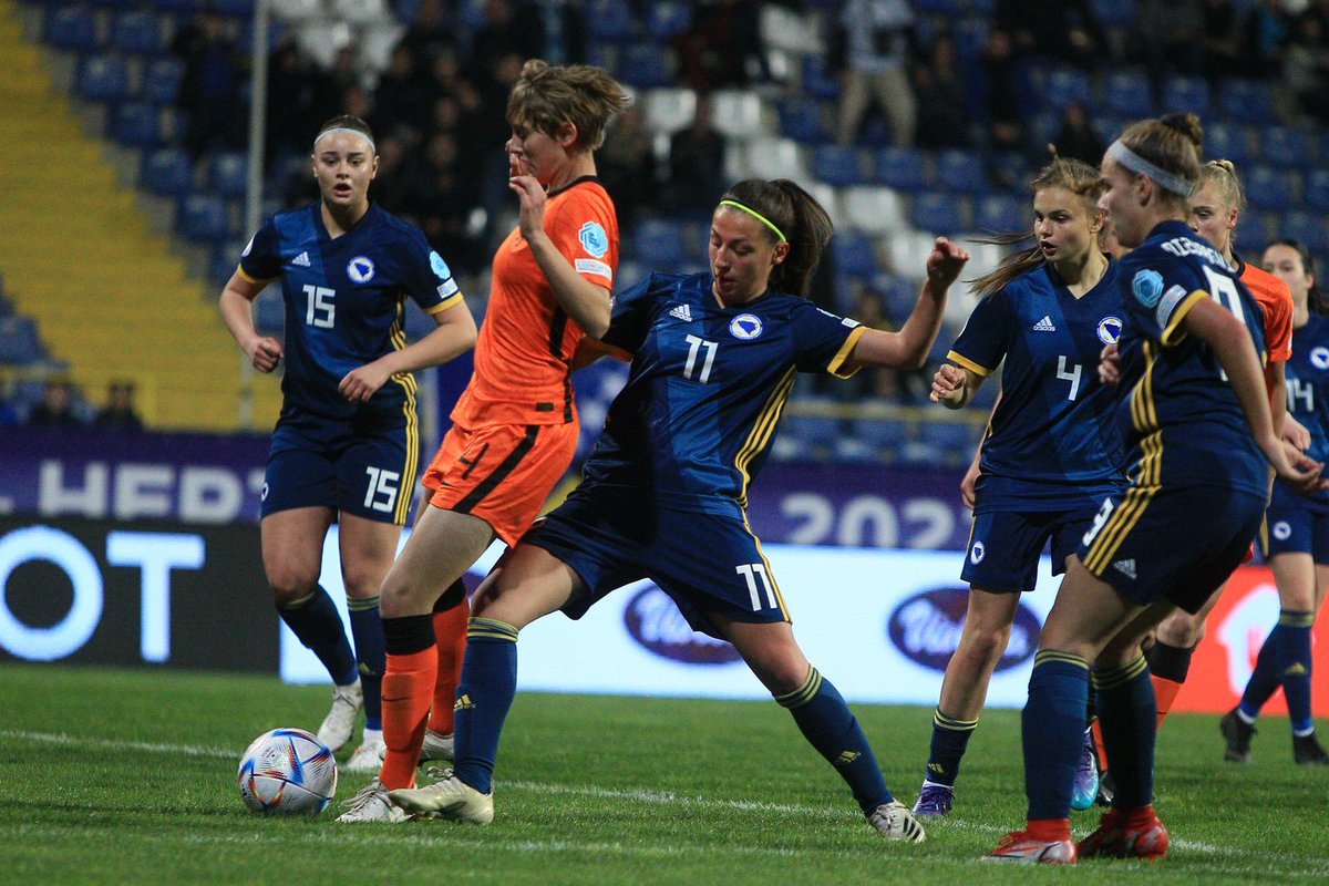 NFSBiH's tweet photo. FOTO: Bosna i Hercegovina - Holandija (WU17)

 #nfsbih #ffbh #eurowu17 #ujedinjeniijednaki #bosna #hercegovina https://t.co/R1ZLjwcao5