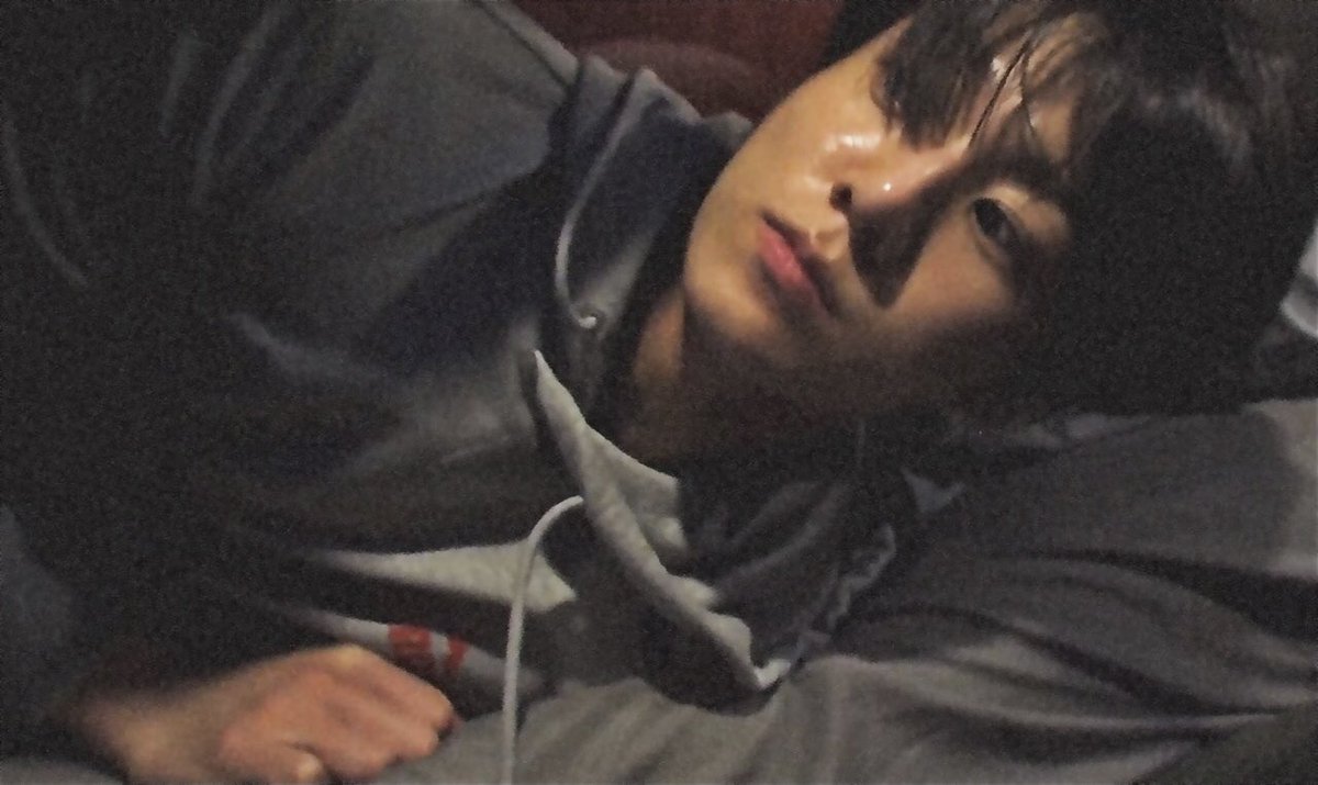 randomjungkook's tweet photo. jungkook looking cozy https://t.co/72ITljtkaR