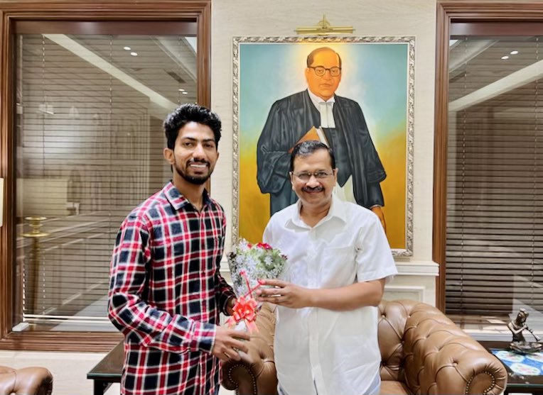 ShyamRangeela's tweet photo. कल दिल्ली में माननीय CM श्री @ArvindKejriwal जी से मुलाक़ात करने का अवसर मिला, इस अविस्मरणीय मुलाक़ात के बाद आज देश-विदेश में चर्चा का विषय बने यहाँ के सरकारी स्कूल, मोहल्ला क्लिनिक, अस्पताल देखने जा रहा हूँ 🙂 https://t.co/abxeOGgQym