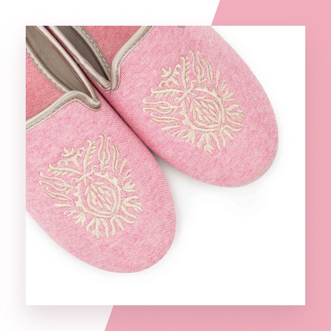pepaycris's tweet photo. Zapatillas para casa Norteñas en color gris o rosa hechas en algodón y con suela de goma antideslizante 🥰 https://t.co/F6Rvhu0o3g