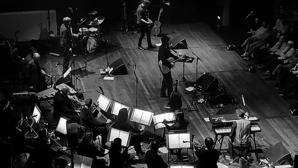 Tindersticks bestaat 30-jaar en trakteert Tivoli op prachtige muziek met 13 strijkers.