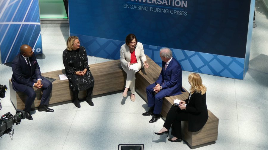 Banquemondiale's tweet photo. Comment déployer des approches inédites et novatrices en soutien aux pays fragiles ou touchés par un #conflit ?
Revivez la conversation avec @DavidMalpassWBG @AxelVT_WB @unicefchief @SvenjaSchulze68 @DonaldKaberuka @MaryNazzal : https://t.co/yU3tsKwlhL #RisingFragility https://t.co/g5T4O8dTtU
