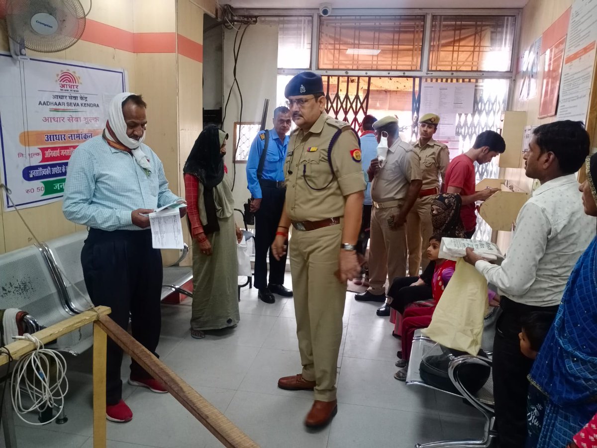 mahobapolice's tweet photo. #ASP_MBA आर0 के0 गौतम द्वारा बैंक चेकिंग अभियान के क्रम में कोतवाली शहर व चरखारी की मुख्य शाखाओं का भ्रमण कर बैंक में लगे समस्त उपकरणों को चेक किया गया तथा बैंक सुरक्षा में तैनात अधिकारी/कर्मचारियों से वार्ता कर सम्बन्धित को दिये गये आवश्यक दिशा-निर्देश।
#UPPolice
#bankcheking https://t.co/ZFhBbh4VEe