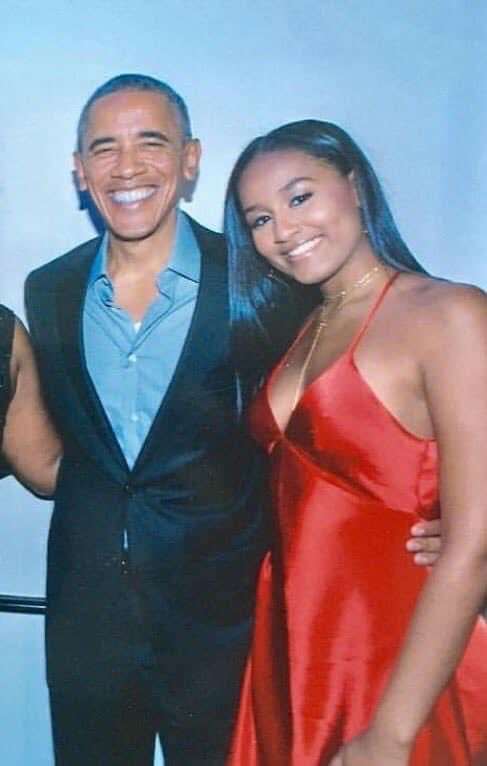 AuthorJoeNBrown's tweet image. Missing the happy times we had with our 44th President (#BarackObama) and his daughters, Malia and Sasha #Obama. #FirstDaughters ⁦@BarackObama⁩ ⁦@POTUS44⁩