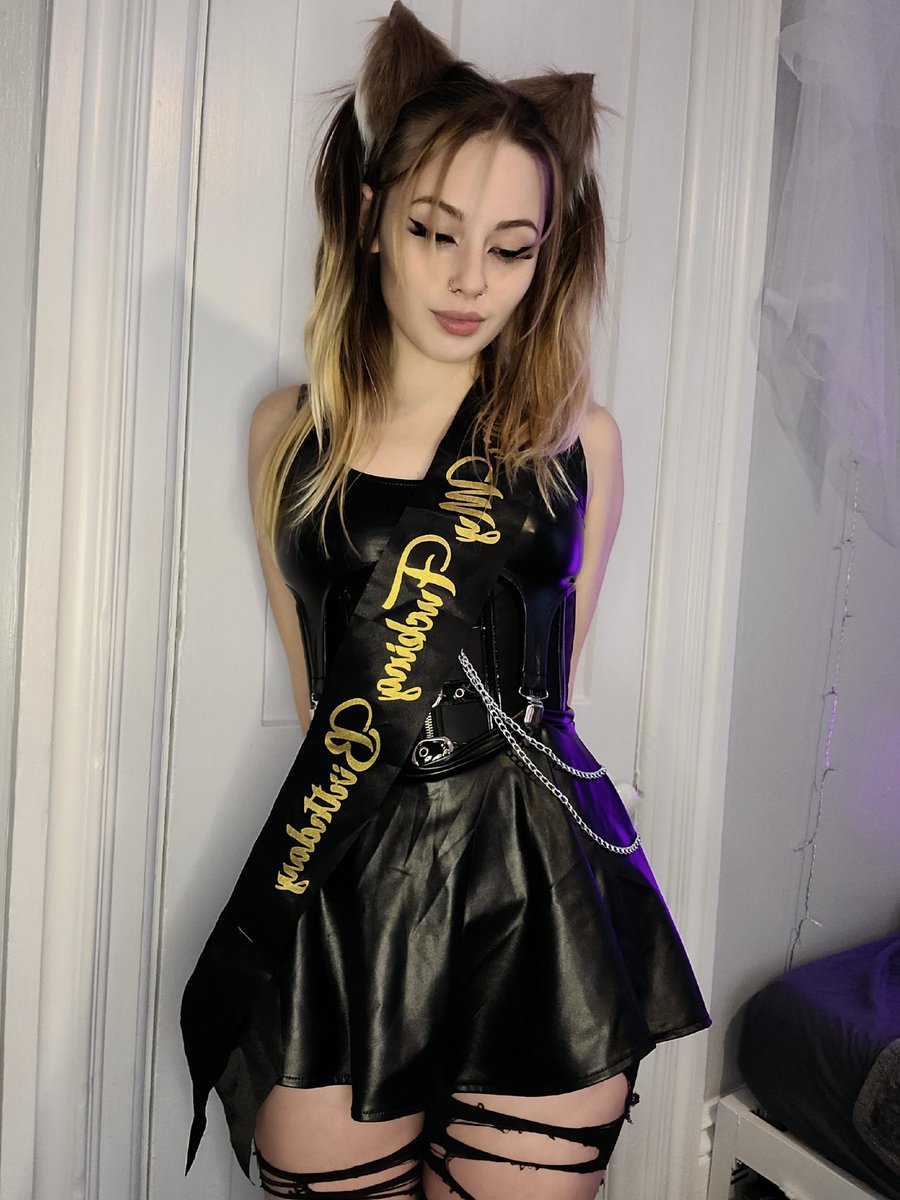 pyrokitten01's tweet photo. Can u read what my band says? 💗 https://t.co/zyrYYdws7r