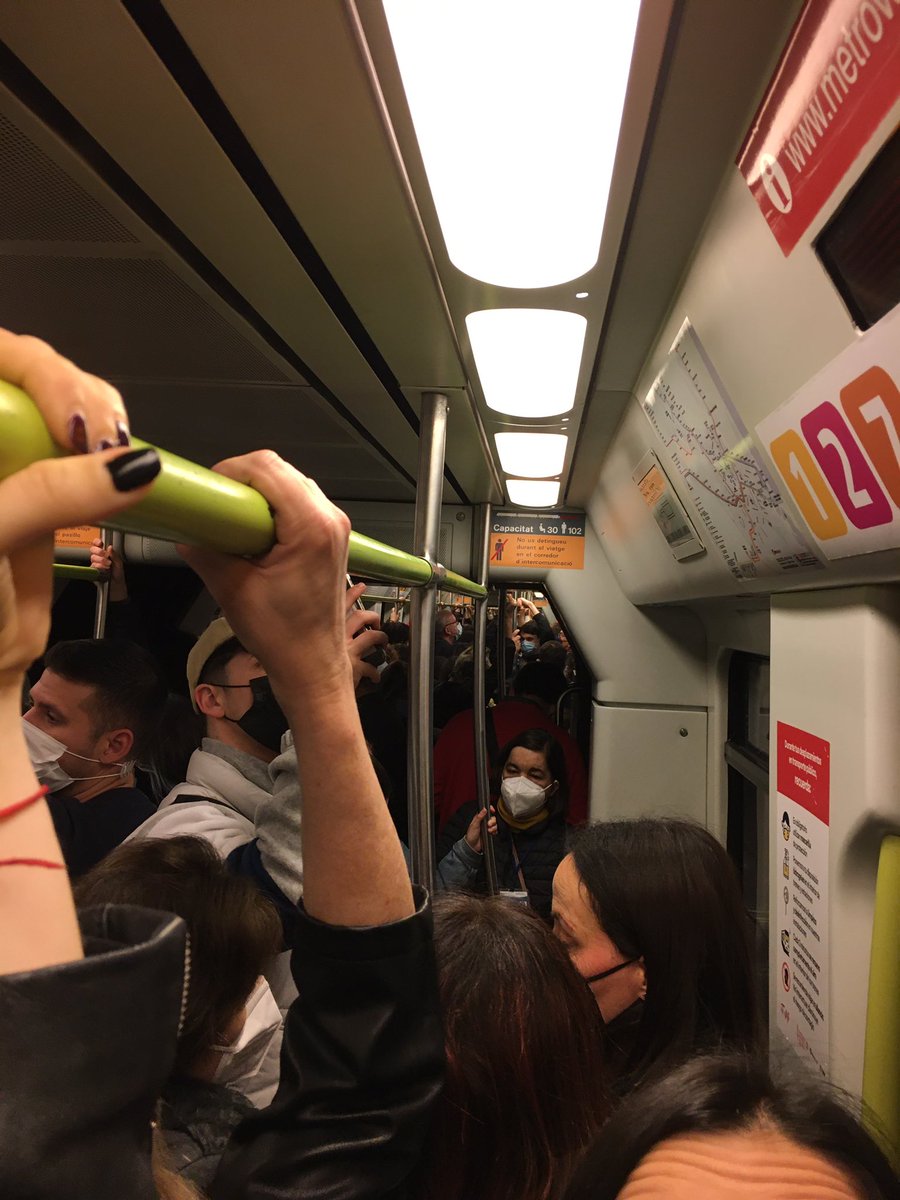 Guillermoermo's tweet photo. @metrovalencia Entiendo lo de las lluvias, pero ahora mismo los retrasos son porque un tren va por encima de su capacidad. Un trabajador en la estación informando de que viene otro tren detrás vacío ayudaría con el problema. Pero ya no hay trabajadores en las estaciones… https://t.co/6PHQHc4IxR