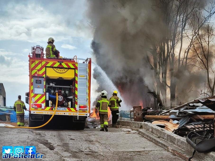 PoliciaGr's tweet photo. ¡Buenos días #Granada!
Hoy es el #DíaInternacionalDelBombero y comenzamos felicitando a todo el colectivo y en especial a nuestros @BomberosGranada, por toda su labor, poniendo en riesgo sus vidas en incendios, rescates y protección de espacios naturales.
#FelizMiércoles https://t.co/0CNxJUUmUH