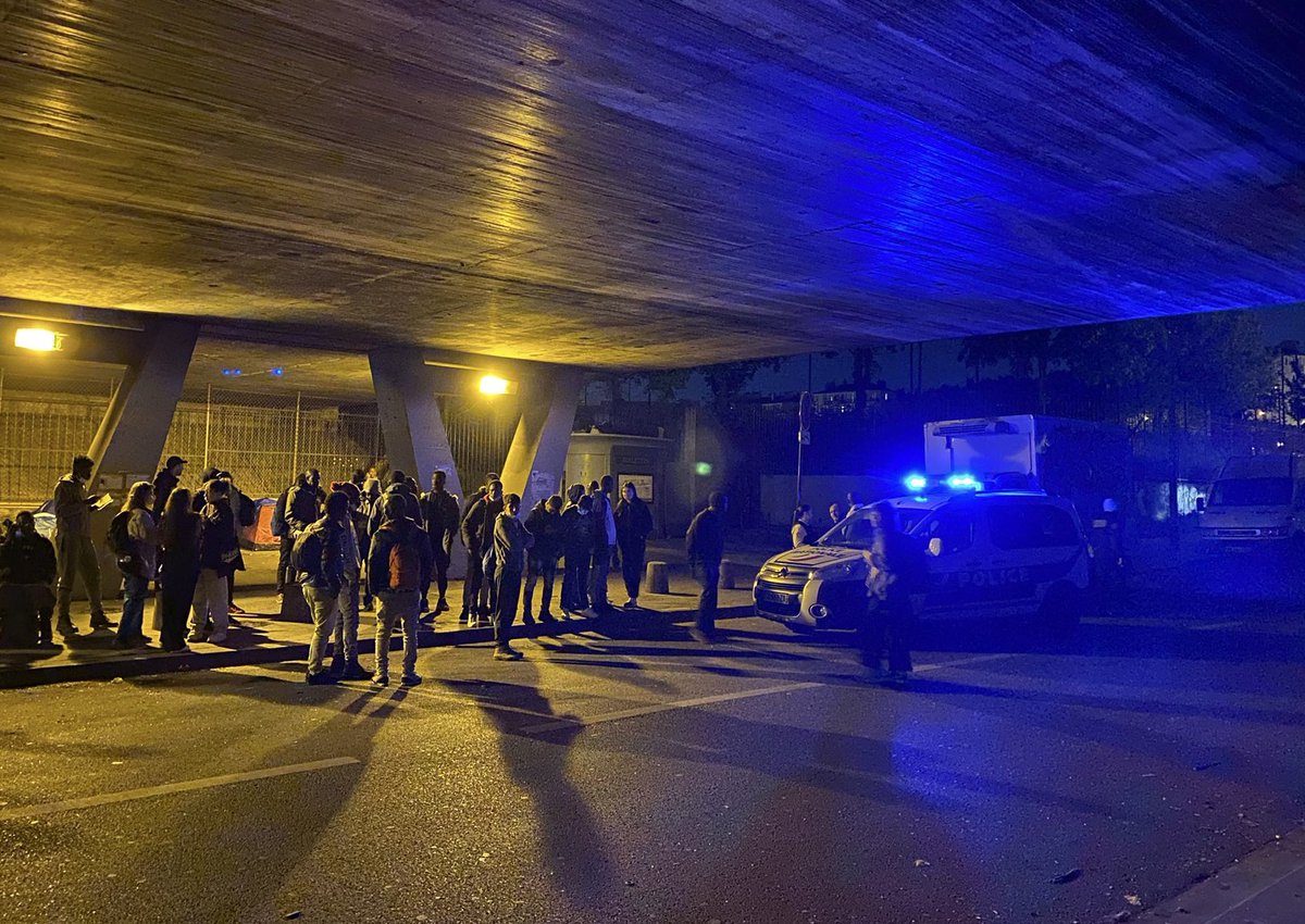 InfoMigrants_fr's tweet image. 📸 Quelques heures après leur évacuation, une vingtaine de jeunes refoulés des centres d&apos;accueil est revenue s&apos;installer porte de Clignancourt, dans le nord de Paris. Il est 22h, mardi 3 mai. Des forces de l&apos;ordre s&apos;opposent à leur réinstallation. Crédit : Utopia 56