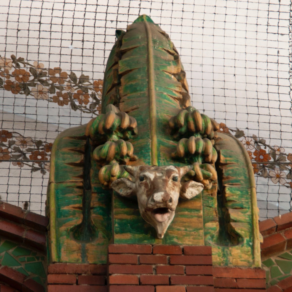 typicalvalencia's tweet photo. @JoanCalabuig3 @jesuso @pacolonso @TramusAmbDatils @MCentralVlc @gtellocompany @APIVA_ @ArquitectosCTAV @hidalgomora_arq @AnodracSolrac @ngelMartnez12 @ciutatsdapunt @MercadoColonVLC ...sempre, sempre hi ha un detall nou on mirar...#mercadodecolon #modernisme https://t.co/eWo9YlOA2B