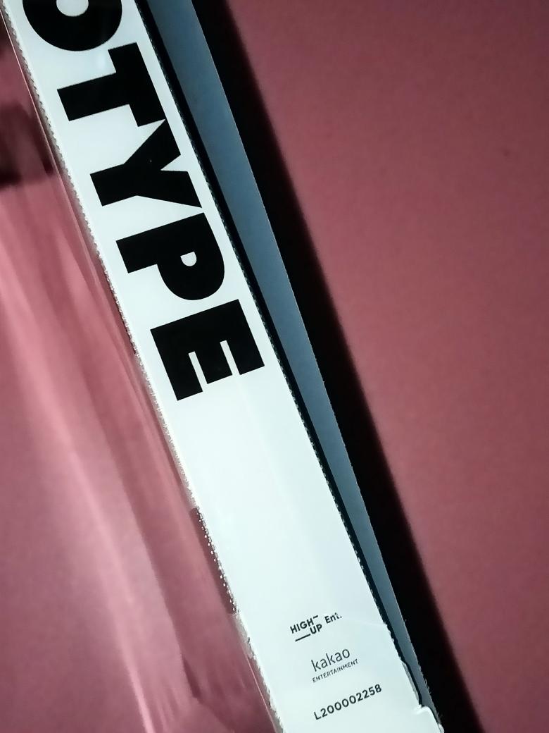 anie_jst's tweet photo. so kakakuha ko lng nng order koo, as in now lng talaga pero nakakawala nng excitement nong nakita ko packaging 😭 tas yong album sobrang damage, yong CD pa natanggal na sa lalagyan niya. ++ @YouralityShop
#YRLT_feedbacks https://t.co/UkIuHKWDgw