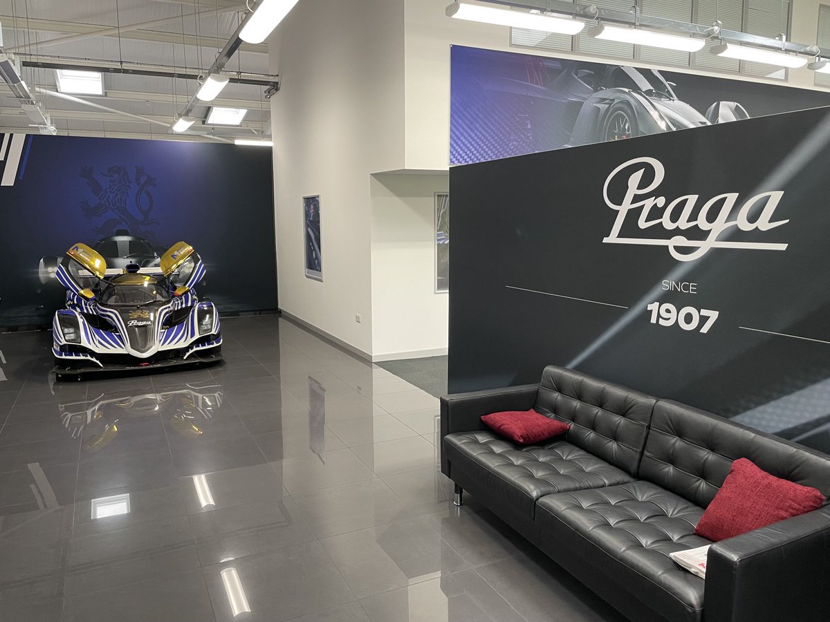 PeterMorgan152's tweet image. Maintenance at praga HQ