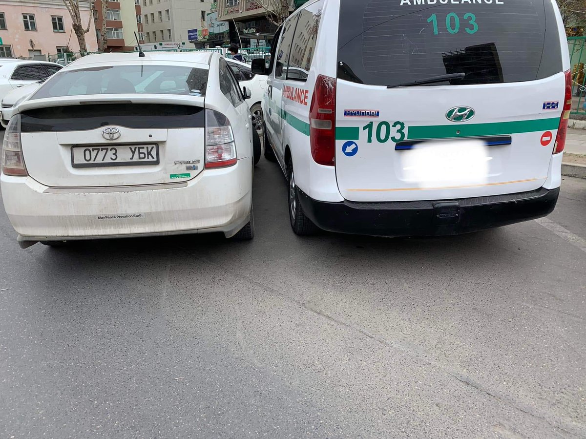 Түргэн тусламжын машины 🚑🚑🚑хаалгыг таглаж тавиад салаавч өгөөд буугаад явцан гэнэ 🤬🤬🤬