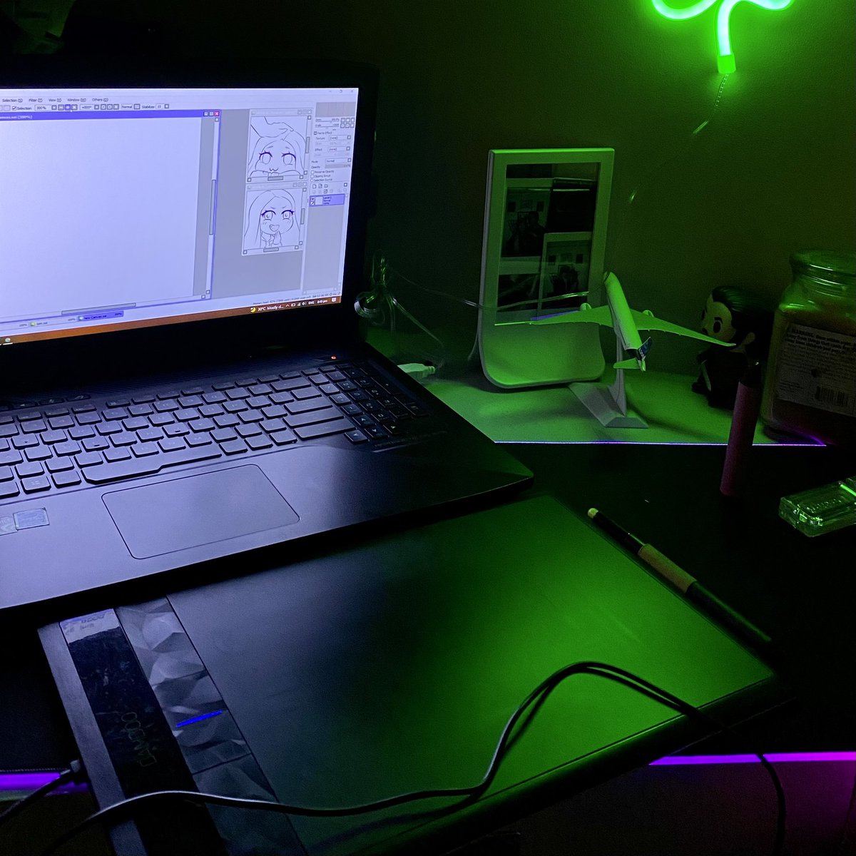 beapynft's tweet photo. @enabeleno @wacom Kinda dark but, this is my Wacom Bamboo tab i got in hs, and i’ve been using it ever since for 10 years now 😅 still works smoothly too btw 😳 https://t.co/wnrCUR7ivE