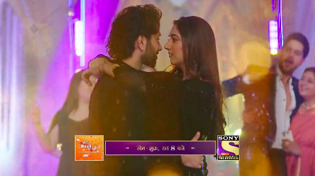 rayalover39's tweet photo. look at our besharam babies  #PDA 😌
 #BadeAchheLagteHain2 https://t.co/D7kXXMVqig