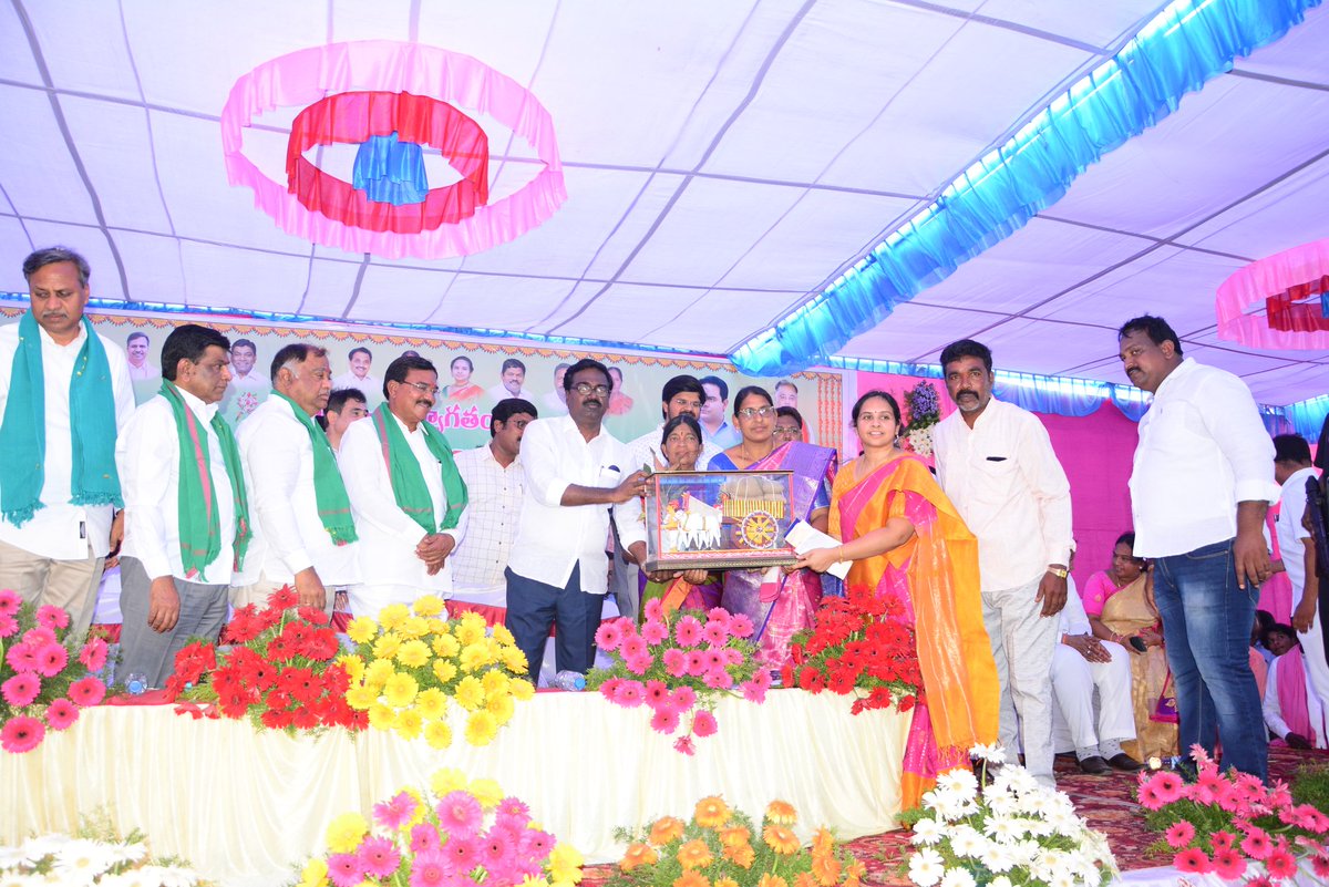 puvvada_ajay's tweet photo. @MC_Khammam జిల్లా, పాలేర్ నియోజకవర్గం #Maddulapalli లో రూ.19.90 కోట్లతో నిర్మించనున్న వ్యవసాయ మార్కెట్ యార్డు నిర్మాణ పనులకు@Kandala_mla గారి అధ్వర్యంలో మంత్రి @SingireddyTRS గారితో కలిసి శంకుస్థాపన చేయడమైంది. @TelanganaCMO @MinisterKTR @KTRTRS @PRRTRS @MPnama @MADHU4TRS https://t.co/Haa0hThGVg