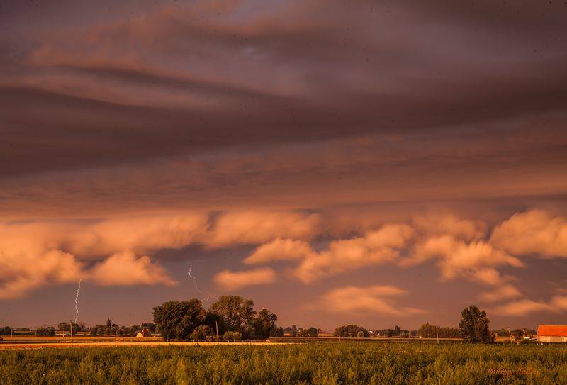 Belgorage's tweet photo. Il y a cinq ans, le soleil se lève à peine que des #orages envahissent déjà le nord de la #France puis la #Belgique. Et le spectacle est au rendez-vous, comme ici à Zegerscappel (crédit photo: Belgorage) https://t.co/TZQQIJkFBN