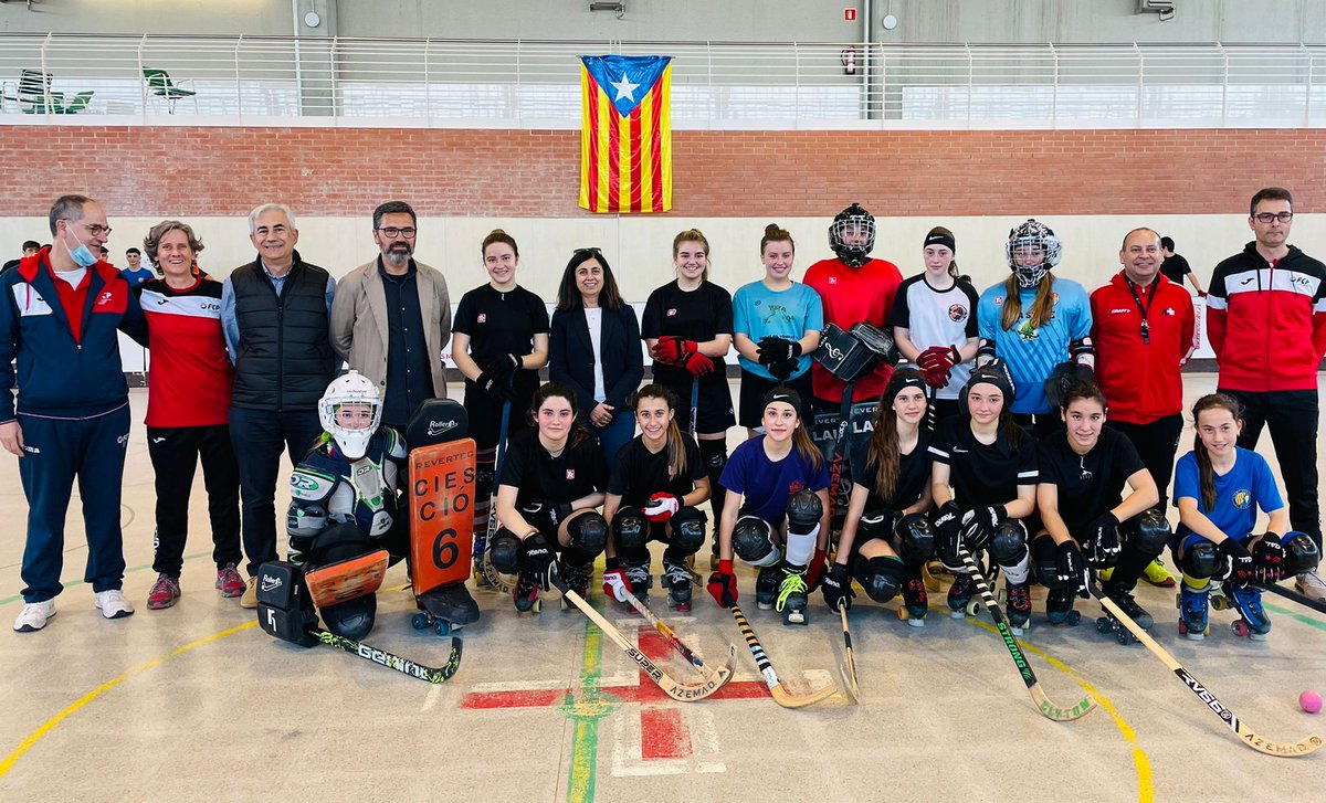 FCPatinatge's tweet photo. [🏑] 🤩 Entrenament de les preseleccions territorials de Girona amb visita dels seleccionadors catalans Jordi Camps i Josep Mª Barberà, juntament amb Cati Fontané, Delegada Territorial de la FCP a Girona, i de Quim Pastor, Secretari General. https://t.co/QCj8eQUpwY