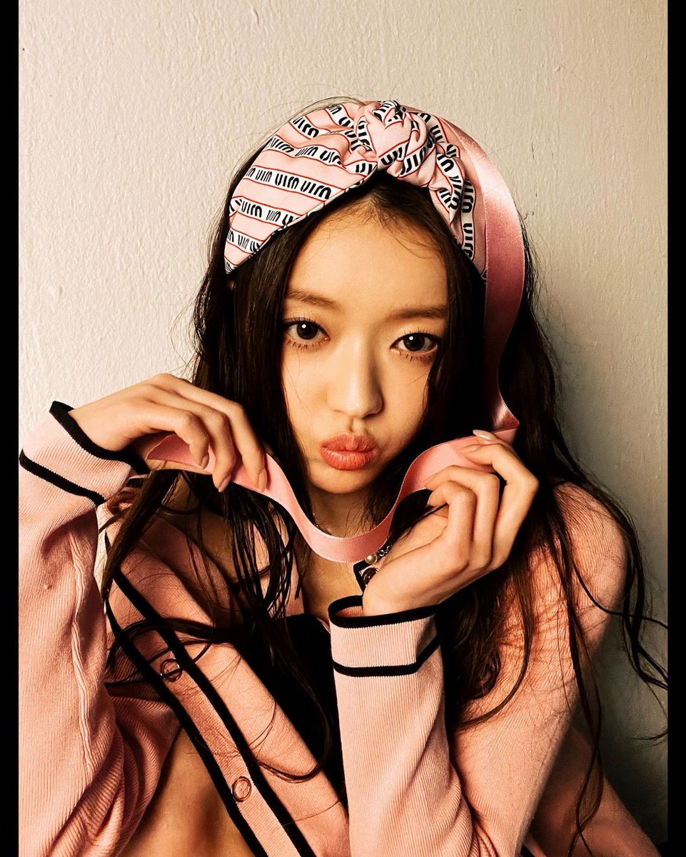 Yooaime's tweet photo. You can't sit with us if you are not dolled in pink. I am no Regina George nor Cady Heron, but I surely do follow the #1 rule of the Mean Girls. We wear pink on Wednesday. And as for today, my choice laid on pink ribbon to adorn my crown. I, your pinkish ladylove. https://t.co/NTzANH5SOI