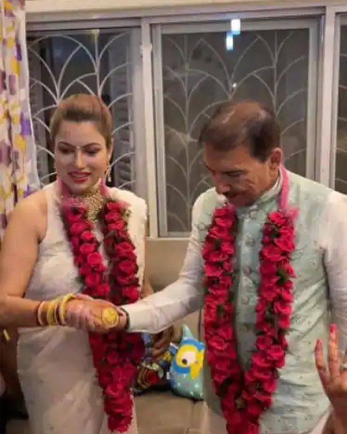 thefootnoteonx's tweet photo. Arun Lal gets married for second time at the age of 66 to Bulbul Saha, whose age is 38 years.
The ceremony was a private affair that took place in Lal's home city of Kolkata on 2nd May 2022.
#arunlal #cricket #bengal #wedding #coach #bulbulsaha #viral #newsupdate https://t.co/dr8Gs2amlG