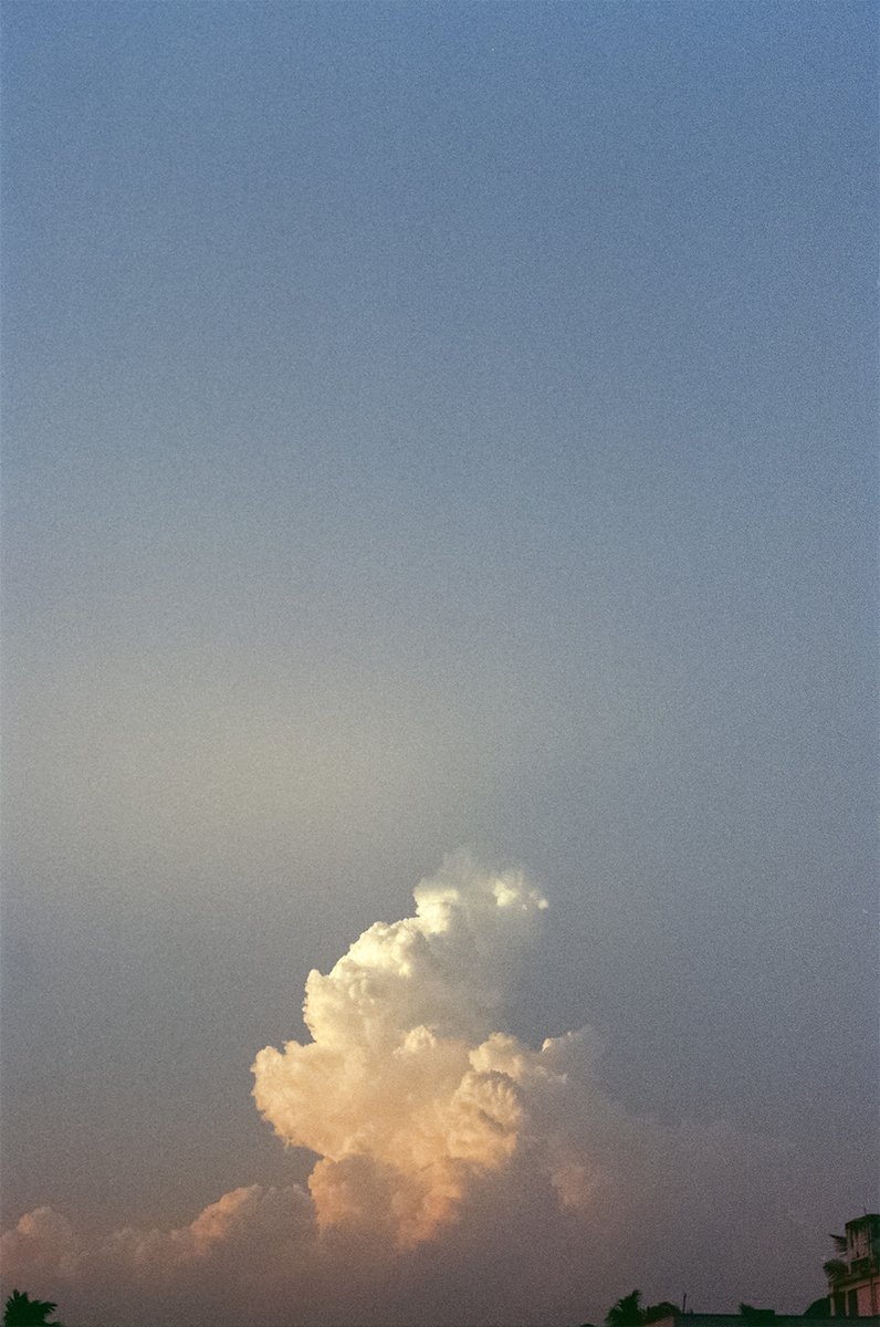 pritamdotpage's tweet photo. The skies of Kolkata...

#kodakgold200 #shotonfilm #canonae1 #35mmfilm https://t.co/PM9tqP4Svs