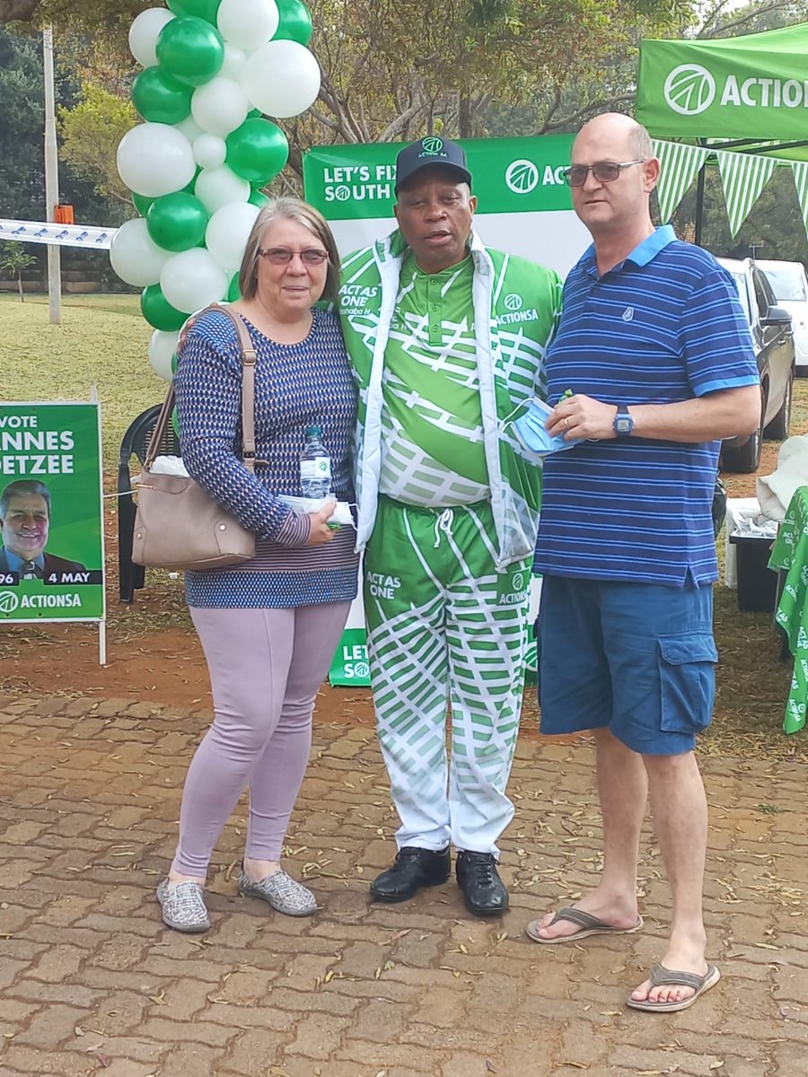 thevoicetshwane's tweet photo. ActionSA Pres. Herman Mashaba poses with supporters of ๐๐ฎ๐ป๐ป๐ฒ๐ ๐๐ผ๐ฒ๐๐๐ฒ๐ฒ from Ward 96 as voting continues.
@Rambohannes @mark_boikanyo @VivaGymSA @RekordNewspaper @IOL
@ngdoornpoort @hammaskraal
@beeld @HermanMashaba
#LetsFixWard96
#VoteHannesCoetzee๐ค
#VoteAction https://t.co/6OqhmMU3XI