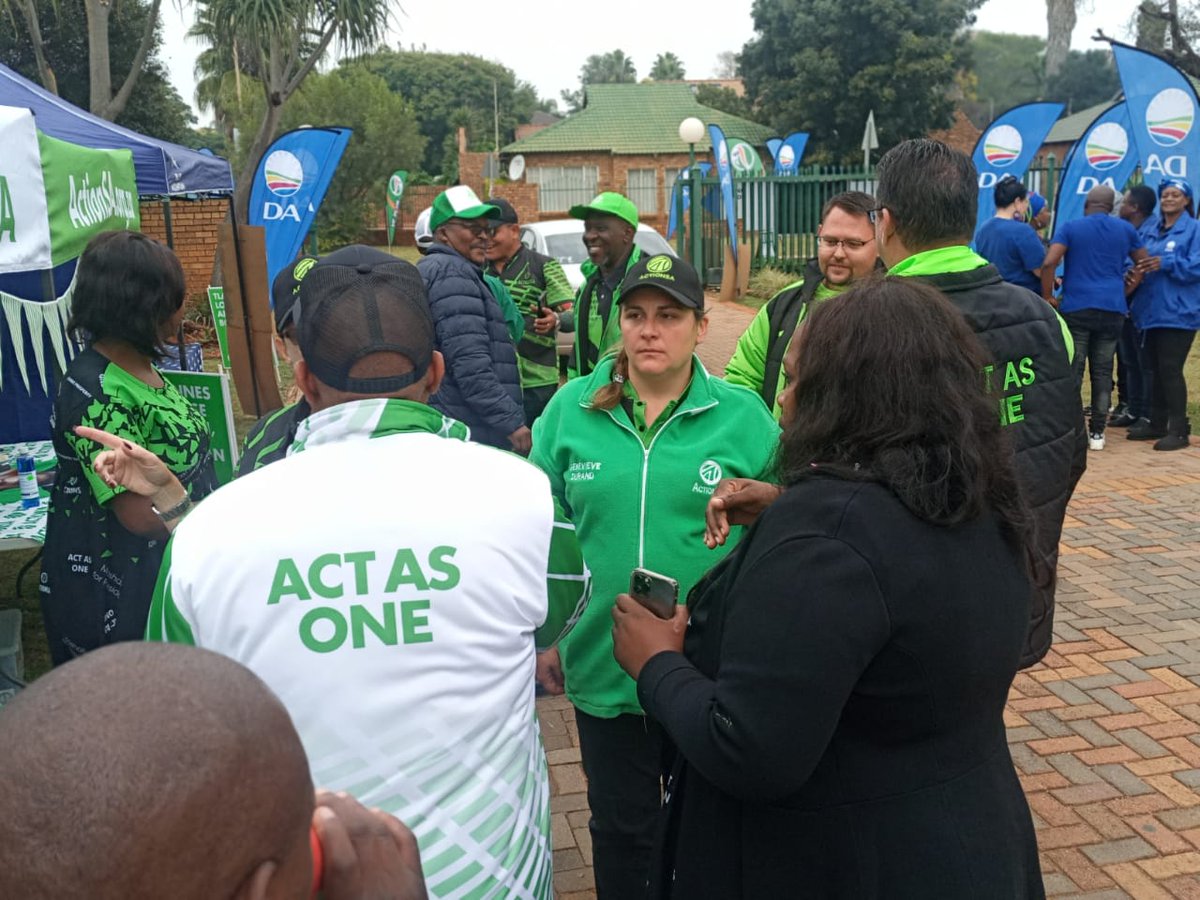 thevoicetshwane's tweet photo. ActionSA Pres. Herman Mashaba poses with supporters of ๐๐ฎ๐ป๐ป๐ฒ๐ ๐๐ผ๐ฒ๐๐๐ฒ๐ฒ from Ward 96 as voting continues.
@Rambohannes @mark_boikanyo @VivaGymSA @RekordNewspaper @IOL
@ngdoornpoort @hammaskraal
@beeld @HermanMashaba
#LetsFixWard96
#VoteHannesCoetzee๐ค
#VoteAction https://t.co/6OqhmMU3XI