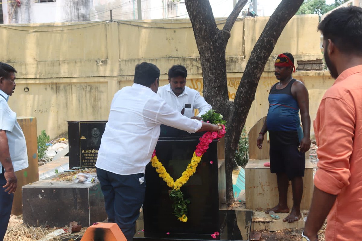 MSPalani20's tweet photo. எனது தந்தையும் நினைவில் வாழும் திமுக முன்னோடி மறைந்த #எம்_எஸ்_மணி அவர்களின் நினைவிடத்தில் எனது பிறந்தநாளை முன்னிட்டு இன்று மாலை அணிவித்து மரியாதை செலுத்தியபோது. உடன் கழக நிர்வாகிகள்... https://t.co/YLiJ7vrjnH